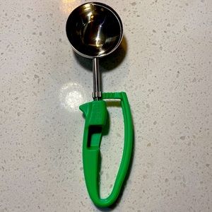 Zeroll Universal Standard Disher Food Portion Control Scoop 2 1/2 inch, green